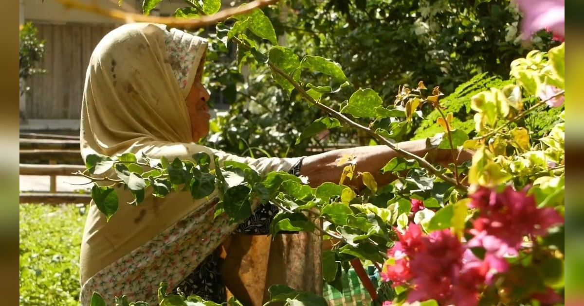 Kisah Perjuangan Holipah Penjual Bunga Tabur, 12 Tahun Menabung Akhirnya Bisa Naik Haji