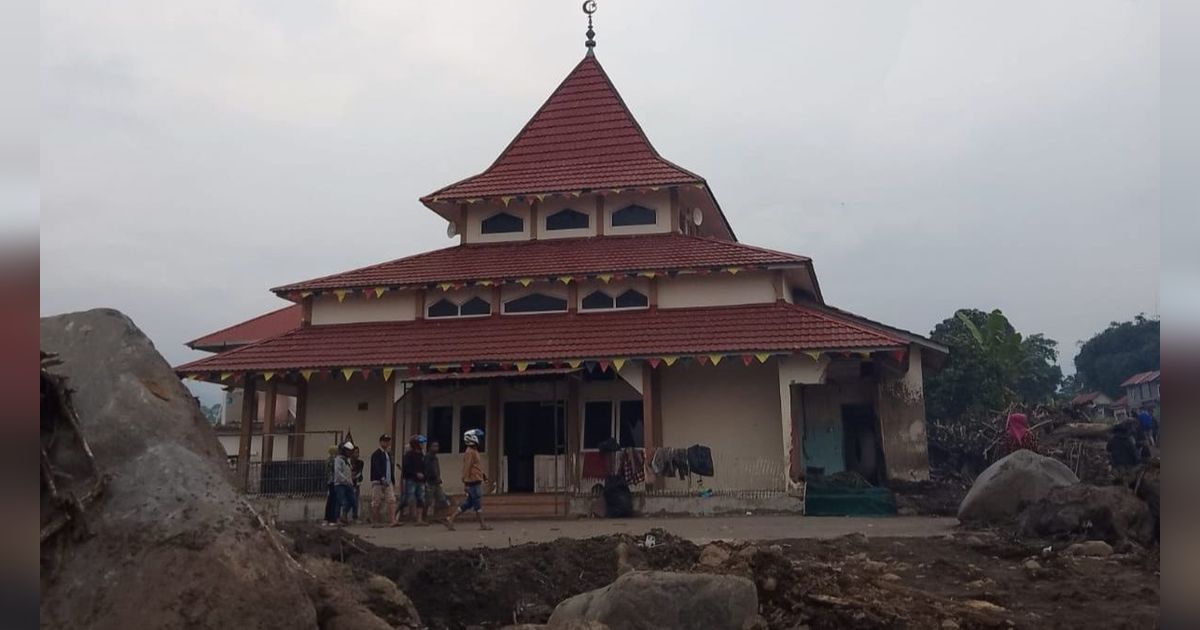 Viral Masjid di Sumbar Tetap Kokoh Setelah Diterjang Banjir Lahar Gunung Marapi