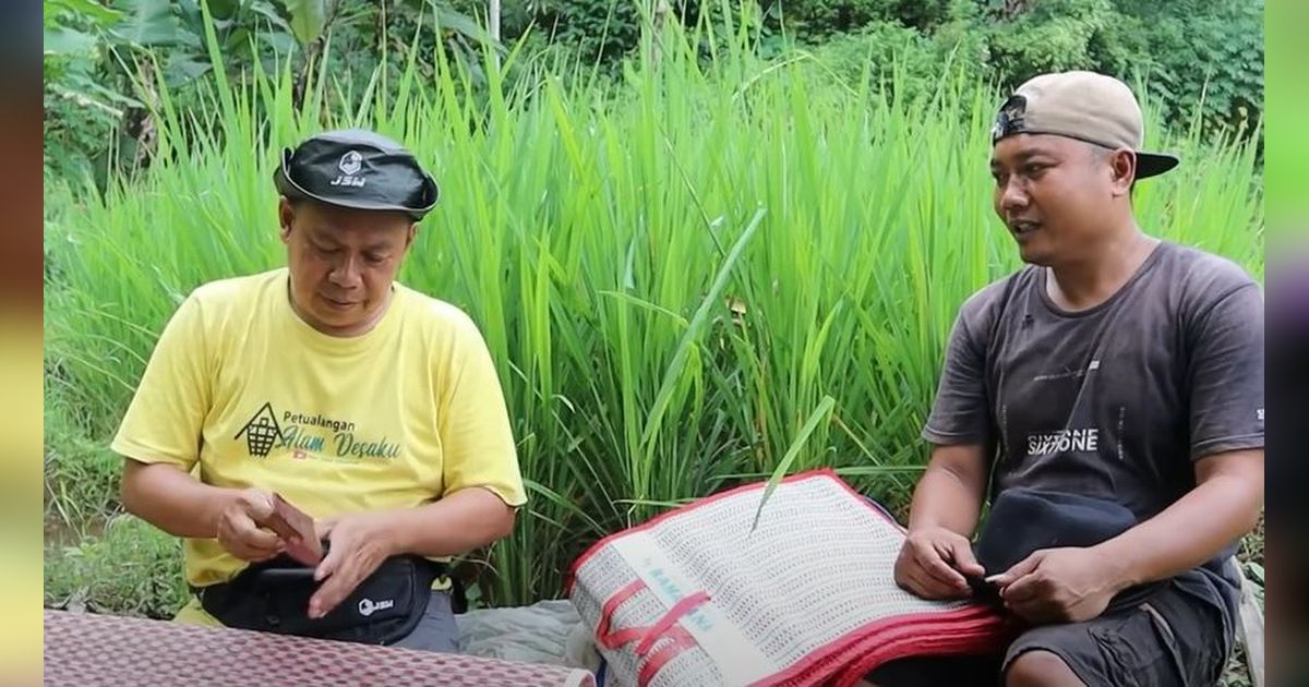 Marak Penjual Online, Pria Ini Rela Keliling Pelosok Kampung Jualan Tikar dan Topi