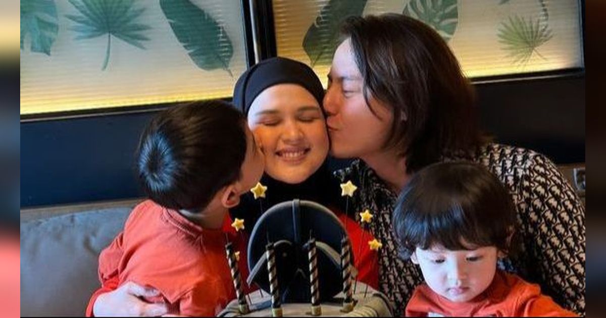 Potret Kejutan Ultah Ke-41 Roger Danuarta dari Istri dan Sahabat, Cut Meyriska Panen Kecupan