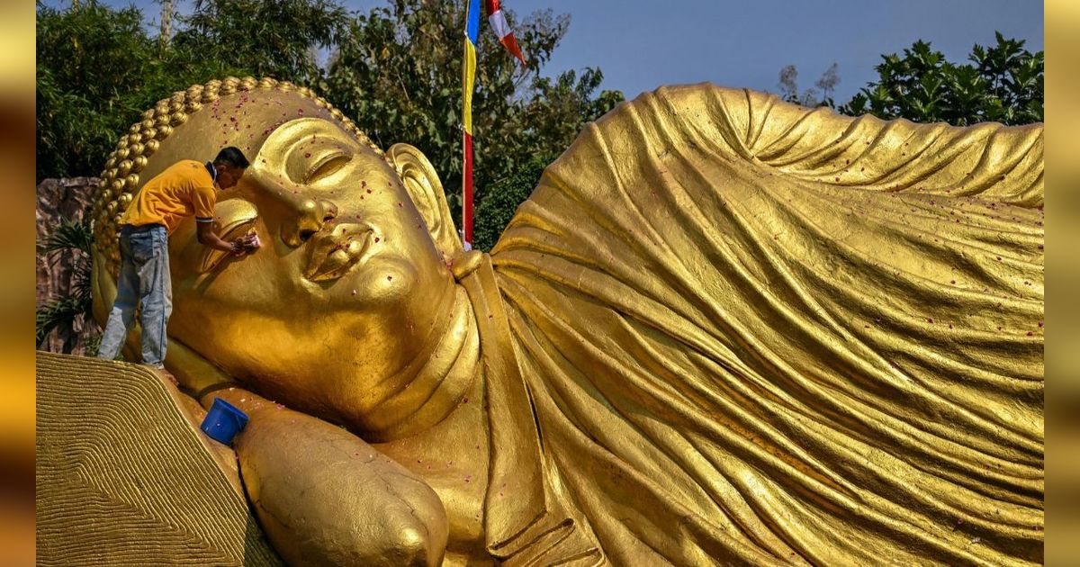 FOTO: Mengintip Patung Buddha Tidur di Mojokerto Dimandikan Jelang Waisak