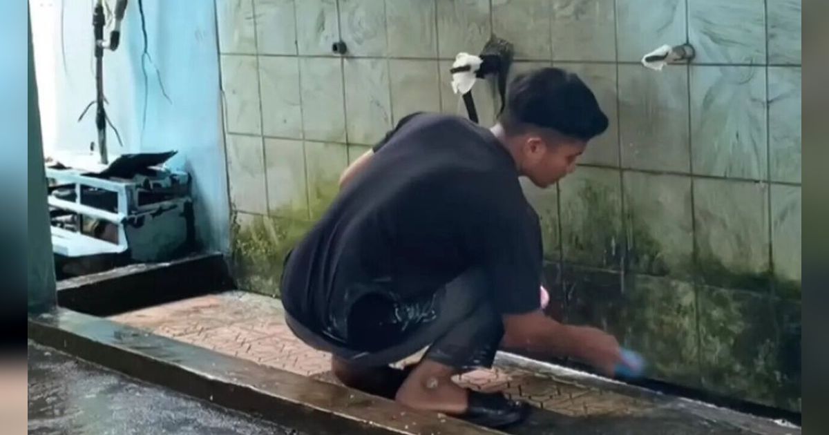 Cita-Citanya Mulia, Begini Kisah Pemuda di Sukabumi Keliling Kampung untuk Bersihkan Masjid secara Sukarela