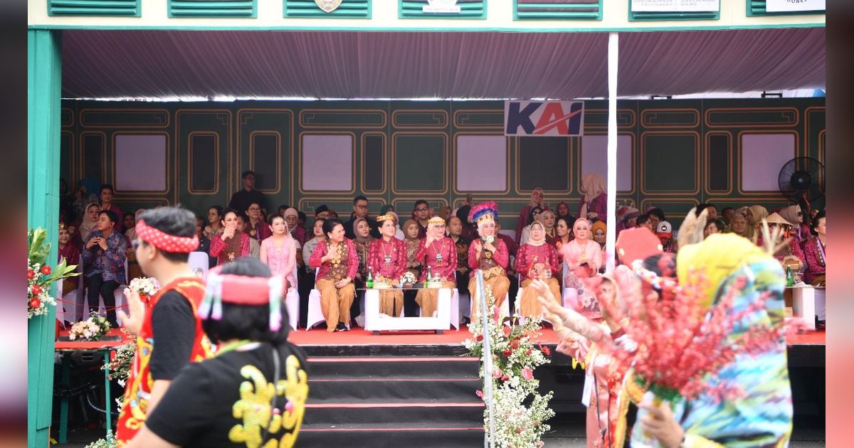 Kader PKK se-Indonesia Meriahkan Parade Budaya Nusantara di Solo