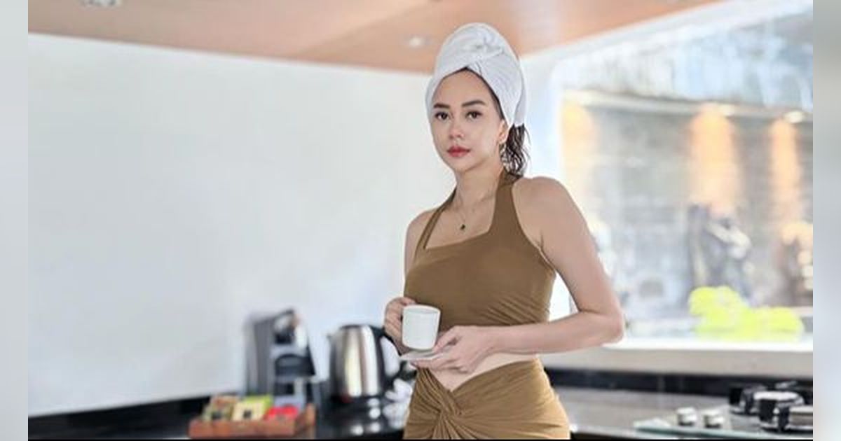 10 Potret Aura Kasih Menyatu dengan Alam Pakai Dress Bodycon Ngetat
