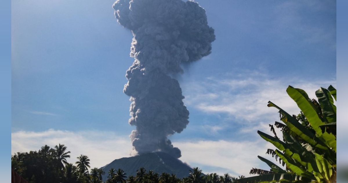 Gunung Ibu Muntahkan Abu Vulkanik, Warga Diimbau Jauhi Radius Empat Kilometer dan Pakai Masker Keluar Rumah