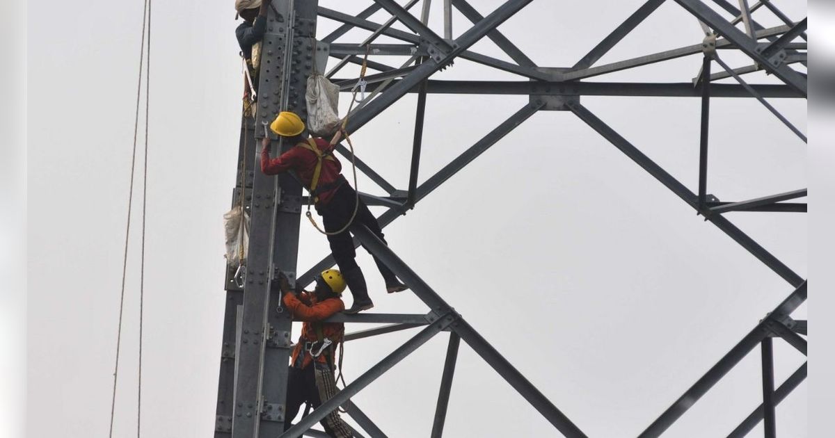 FOTO: Aksi Pekerja Proyek Menara Sutet Kanal Banjir Timur yang Menantang Maut