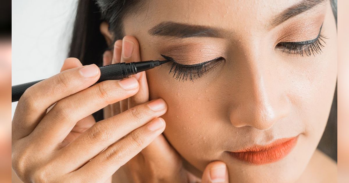 Trik Bikin Eyeliner Dramatis ala Makeup Artist Profesional, Mata Langsung On Point!
