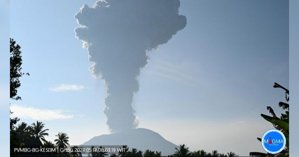 Gunung Ibu Masih Erupsi, Abu Vulkanik Terlempar 4 Km