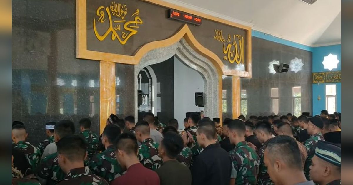 Tingkatkan Ukhuwah Islamiyah dengan TNI, Satbrimob Polda Jabar Jumling di Masjid Washilatul Hikmah Yonif 330