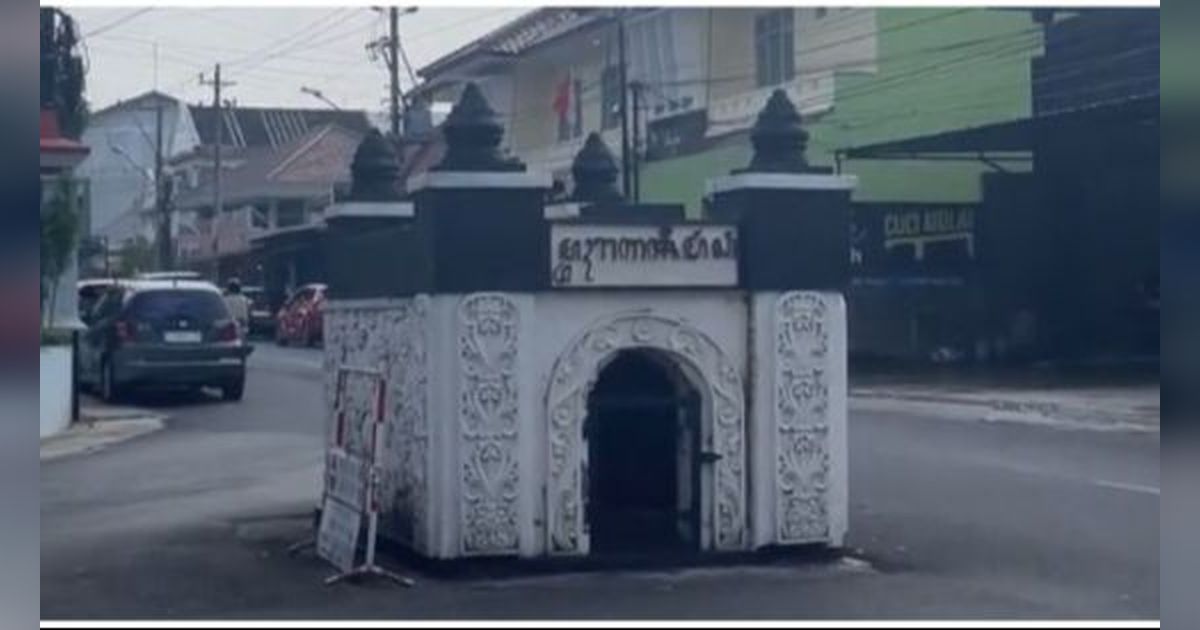 Tak Banyak yang Tahu, Bangunan di Tengah Jalanan Purwokerto Ini Ternyata Makam