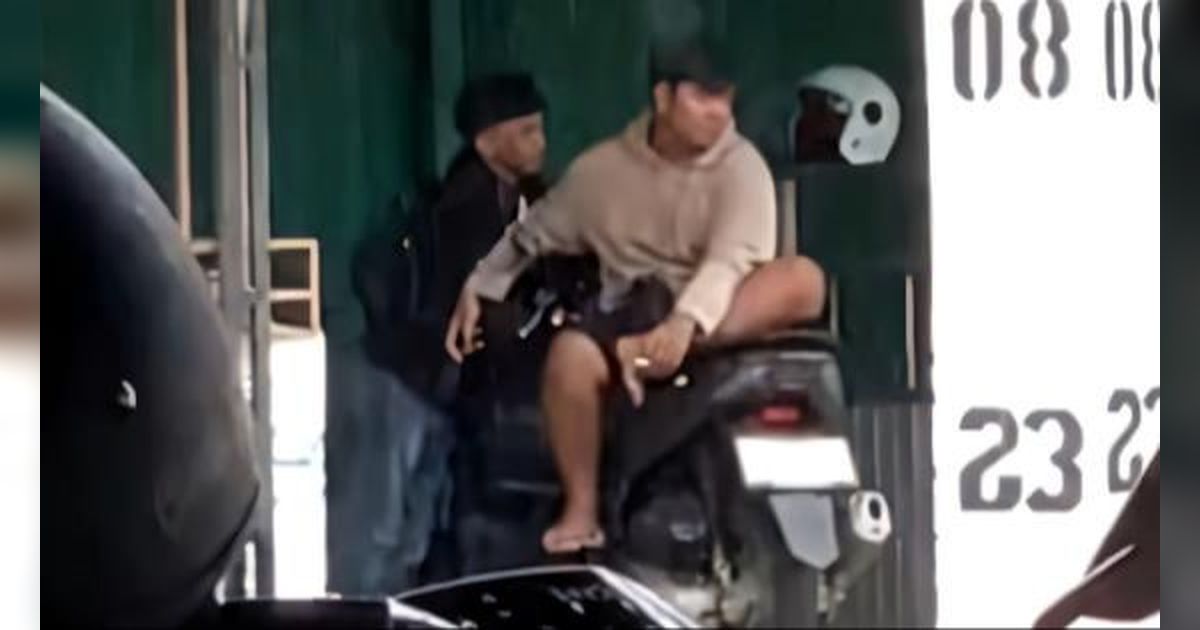 Ngakak Brutal! Momen Dua Pria Berteduh di Emperan Toko Malah Ketemu 'Kembaran' Tak Terduga, Netizen: 'Double Date Terlucu'