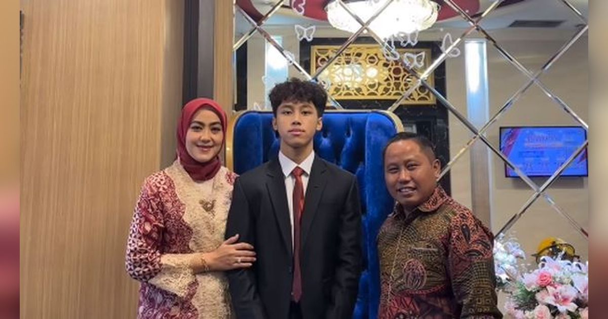 10 Potret Putra Sulung Narji yang Disebut Mirip Rafael Struick