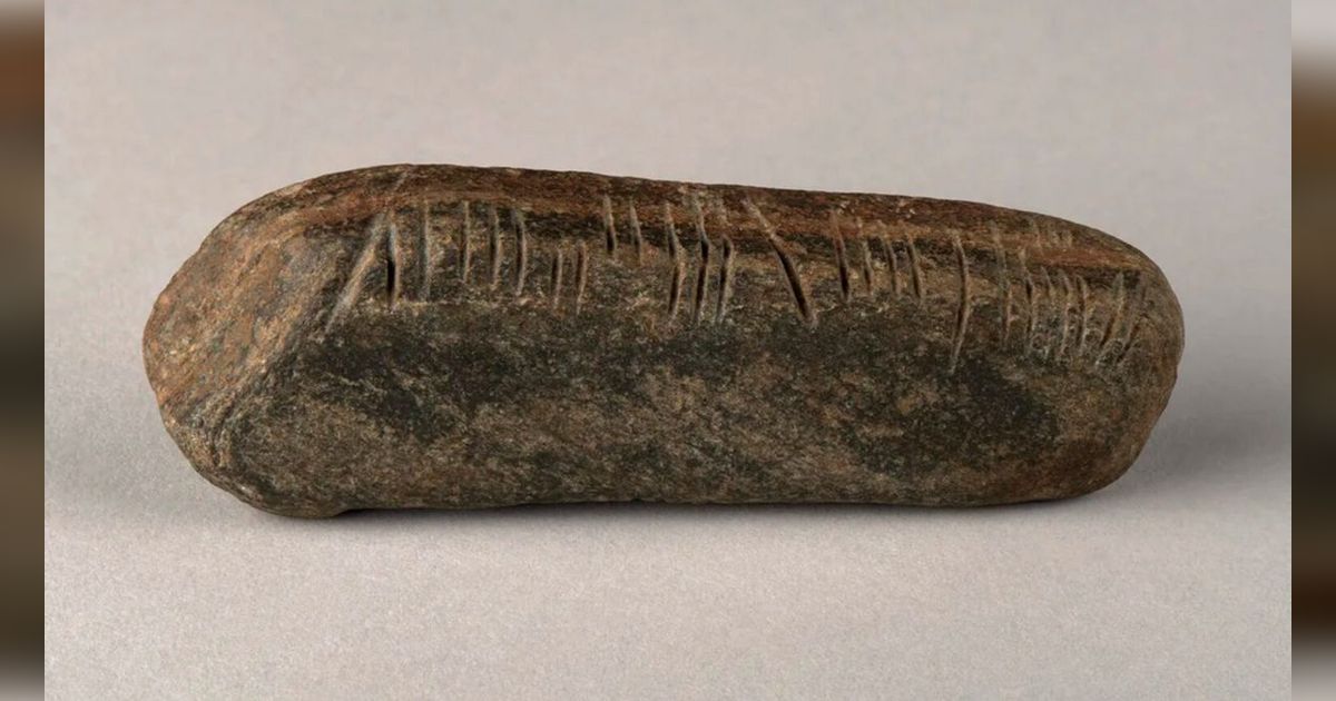 Sedang Menyabit Rumput di Kebun, Seorang Guru Temukan Artefak Batu Berusia 1.600 Tahun dengan Tulisan Misterius