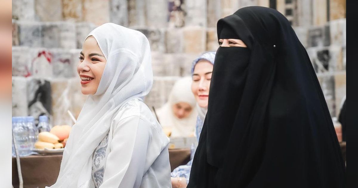 10 Potret Dinar Candy Tampil Berhijab Saat Pengajian Bareng Ummi Pipik