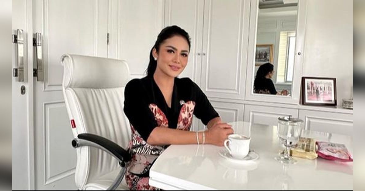 Momen Krisdayanti Tunjukkan Isi Tas: bak Toko Serba Ada, Mahal Pula