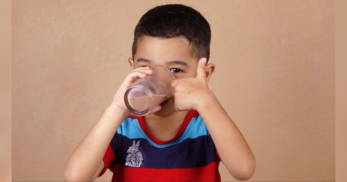 Si Kecil Suka Minum Susu Cokelat? Perhatikan Kandungan Gulanya