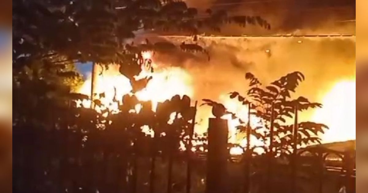 Rumah Warga Dekat Bantaran Rel di Solo Terbakar, 9 Perjalanan KA Terlambat