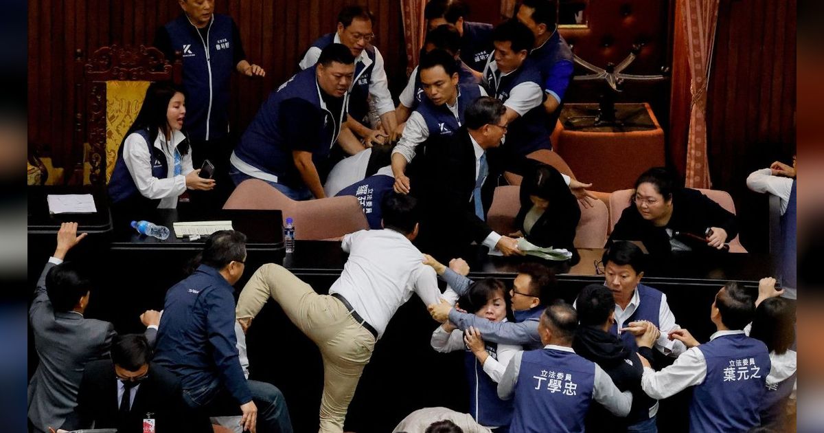 FOTO: Potret Kericuhan di Rapat Parlemen Taiwan, Anggota Dewan Adu Jotos hingga Panjat Meja