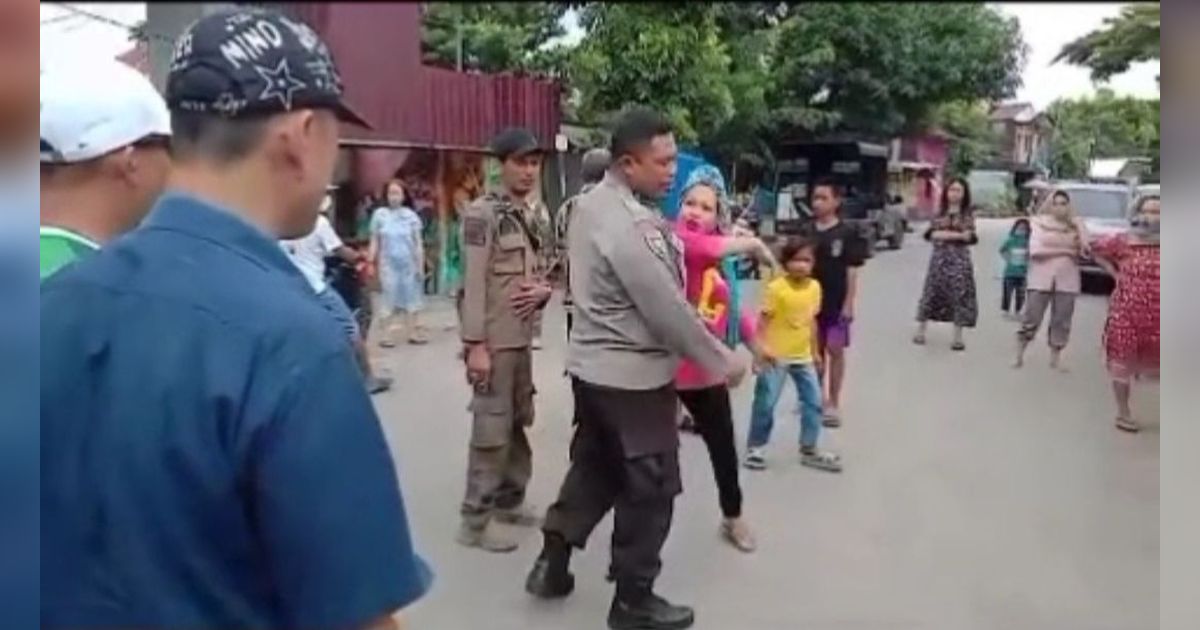 Viral Emak-Emak di Makassar Mengamuk dan Tampar Polisi, Ternyata Ini Pemicunya