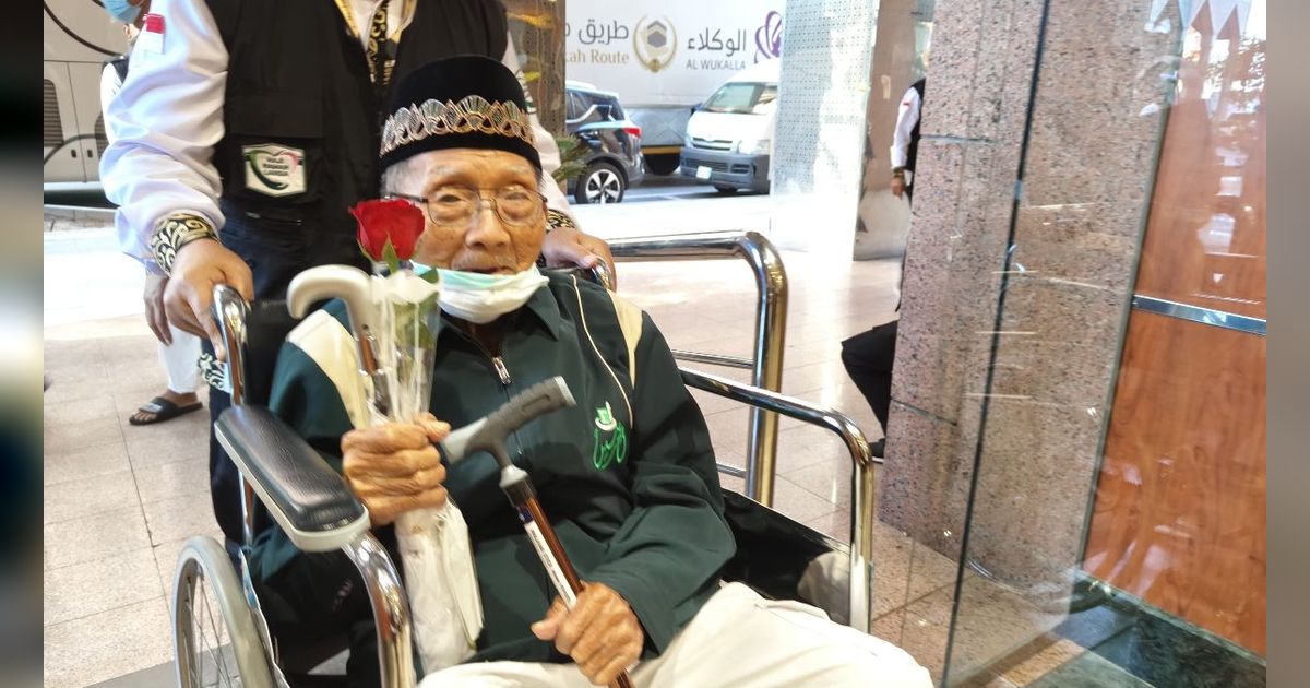 Senyum Merekah Mbah Harjo Mislan Saat Melihat Lambang Merah-Putih di Baju Petugas Haji