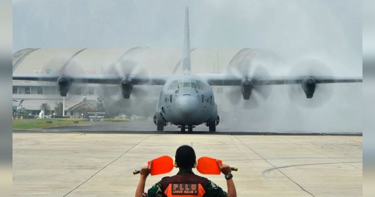 VIDEO: Disambut Jenderal TNI, Momen Hercules Terakhir Gagah Lewati Water Salute