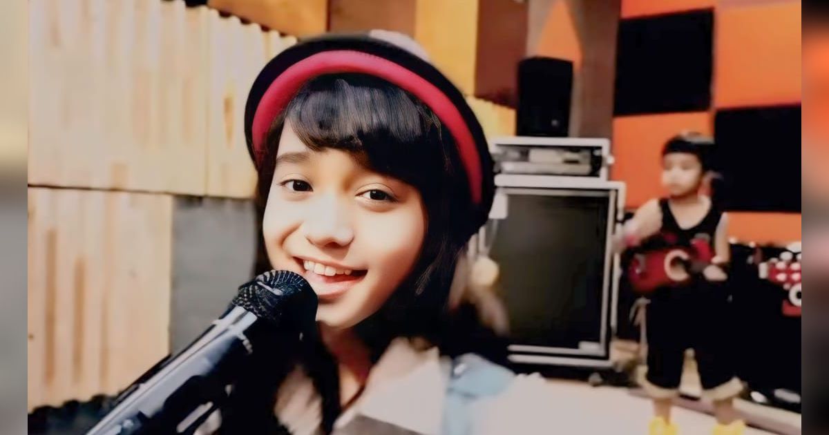 Anak Perempuan Ini Jadi Penyanyi Top yang Sedang Naik Daun