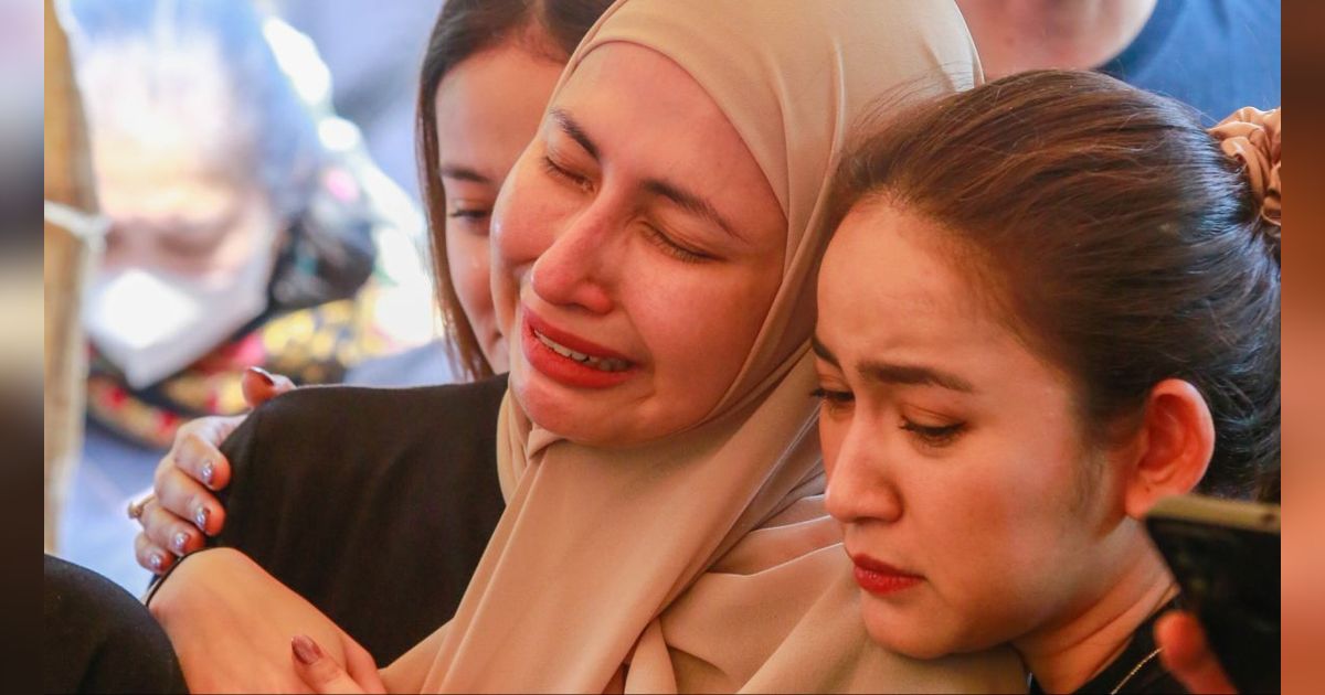 Potret Haru Pemakaman Ayah Deswita Maharani, Dukungan Risma Nilawati Bikin Salut