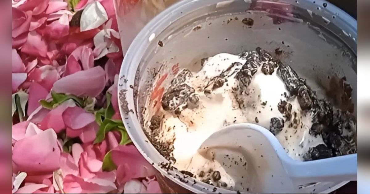 Orangtua Bawakan Es Krim Saat Ziarah ke Makam Anak, Tuai Beragam Respons Warganet
