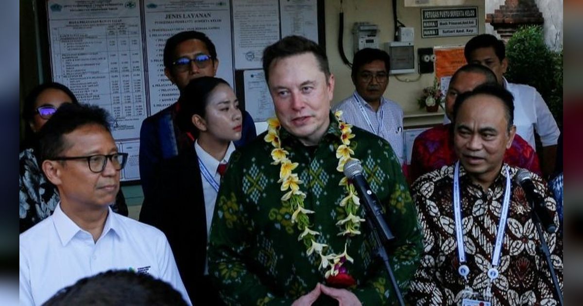 FOTO: Gaya Elon Musk Berkemeja Batik Hijau Resmikan Layanan Internet Starlink di Bali