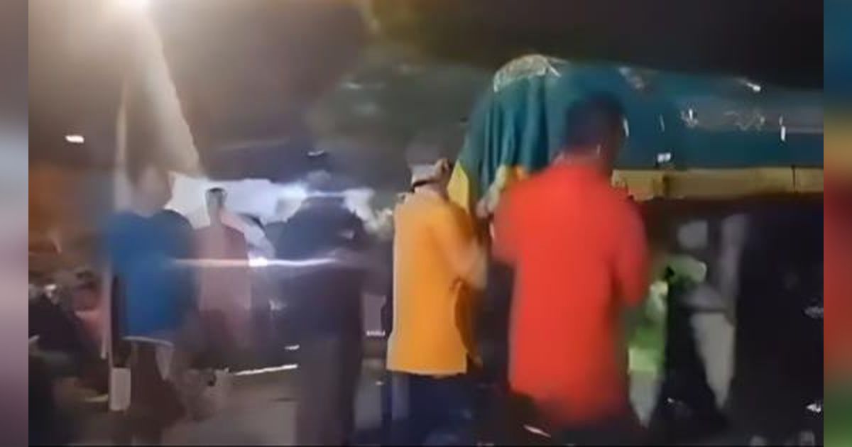 Momen Seru Nobar Timnas U-23 Tambah Tegang Pas Rombongan Pembawa Keranda Mayat Lewat Menuju Pemakaman, Netizen: Bayangin Tiba-Tiba Gol