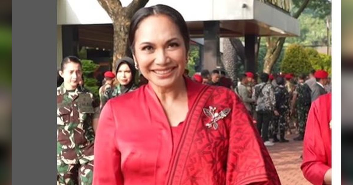 Pesona Uli Pandjaitan Istri Jenderal Maruli Berkebaya Merah di HUT Kopassus, Kainnya Ternyata Dibuat Khusus Oleh Sosok ini