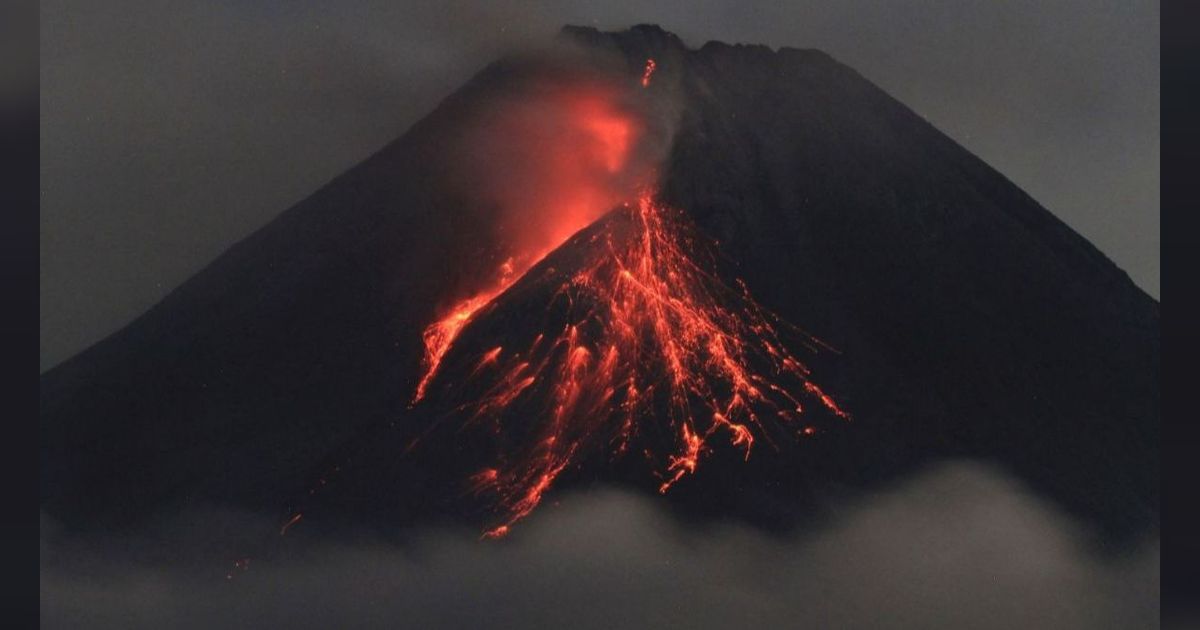 Gunung Merapi Muntahkan 15 Kali Guguran Lava Sejauh 1.800 Meter