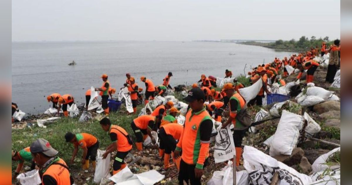DLH Jakarta Angkut 83 Meter Kubik Sampah dari Pesisir Marunda Kepu