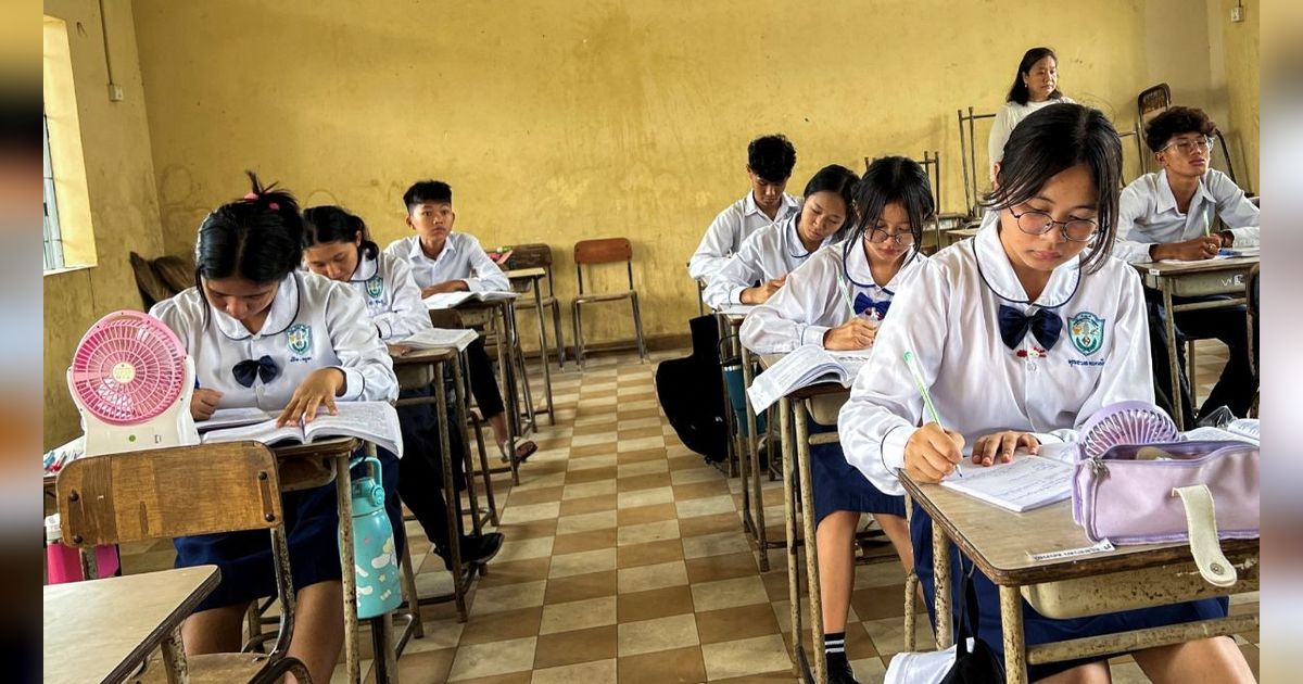 FOTO: Panas Ekstrem 43 Derajat 'Panggang' Kamboja, Murid-Murid ke Sekolah Bawa Kipas Angin