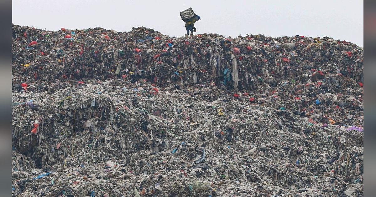 FOTO: Penampakan Terkini Gunung Sampah di TPST Bantar Gebang, Setinggi Gedung 16 Lantai