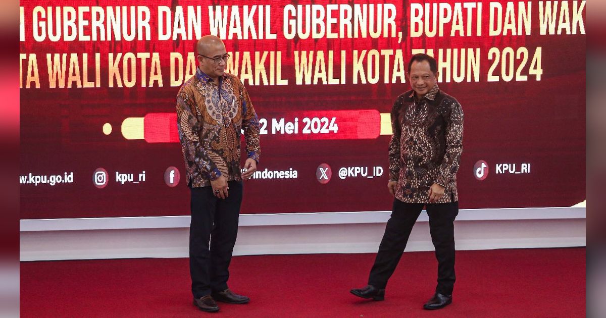 FOTO: Mendagri Tito Karnavian Serahkan Data Potensial Pemilih Pilkada 2024, Totalnya 207,1 Juta Jiwa