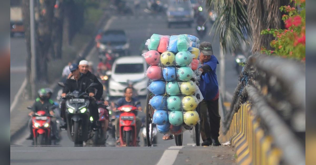 FOTO: Berbahaya, Pejalan Kaki Masih Nekat Lewati Flyover Buaran