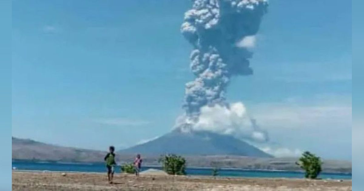 Gunung Semeru Kembali Erupsi, Lontarkan Abu Vulkanik Setinggi 800 Meter