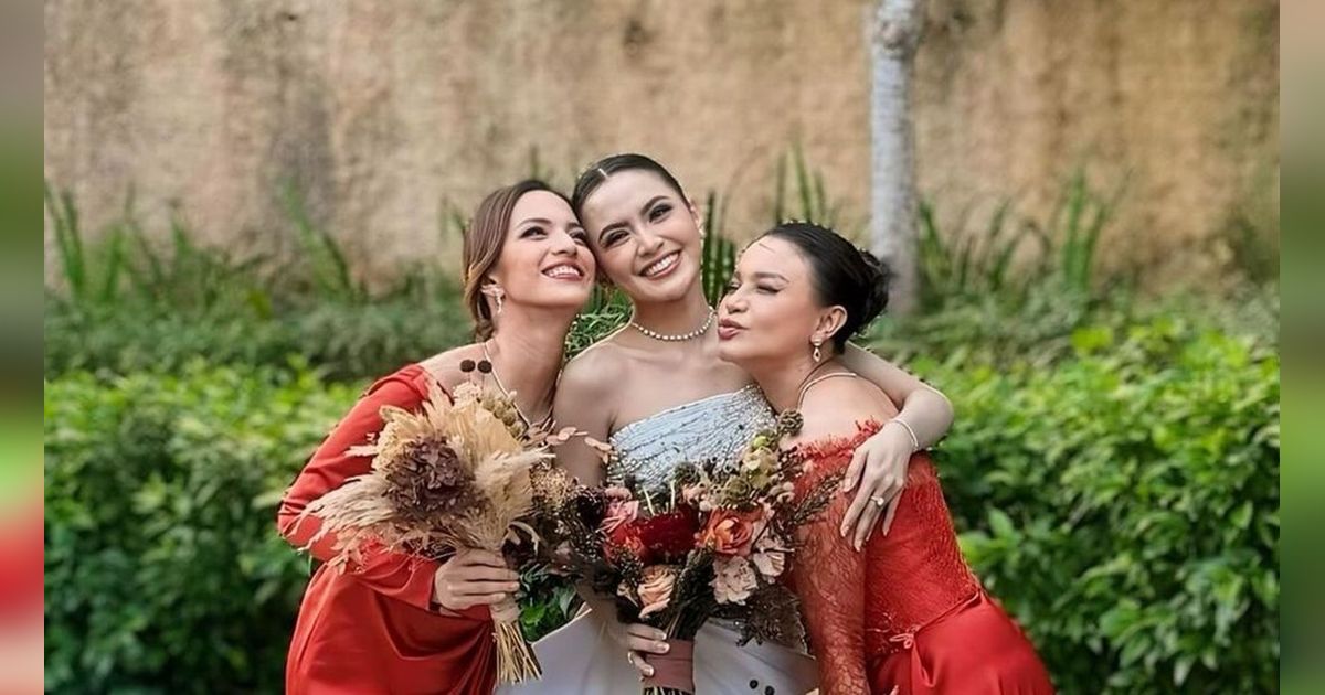 10 Potret Cantiknya Nia Ramadhani CS Jadi Bridesmaid Mahalini di Bali, Gayanya Saingi Pengantin
