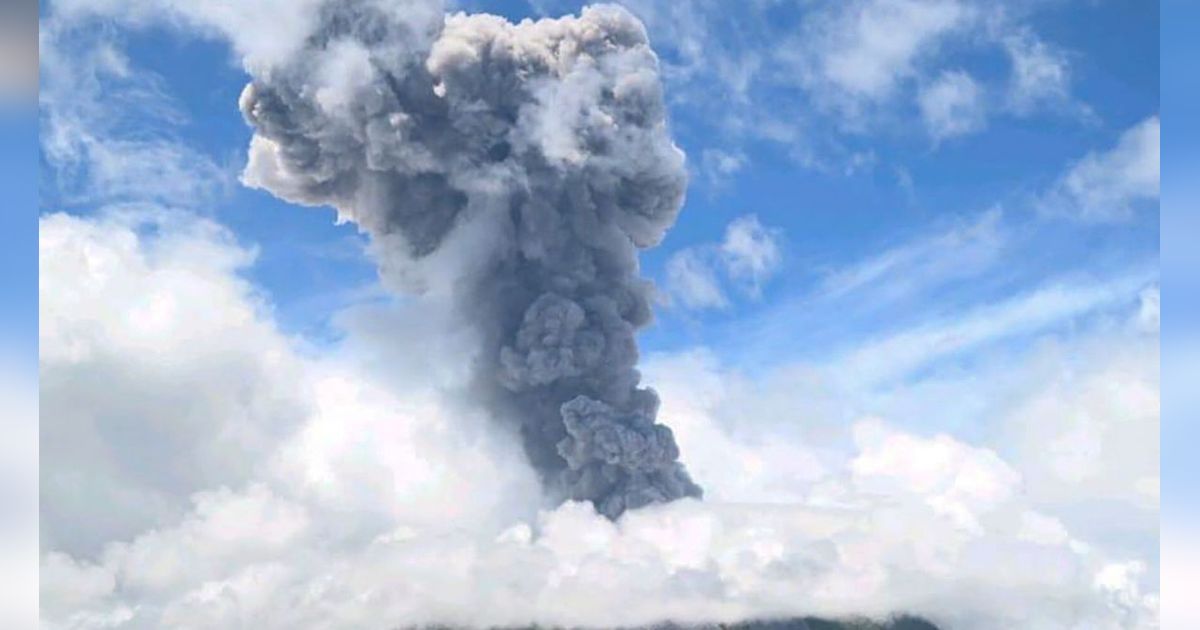 Erupsi Gunung Ibu Muntahkan Awan Abu Vulkanik Setinggi 5 Km