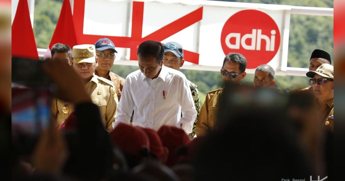 Jokowi Duduk Bersimpuh Depan Pedagang Saat Blusukan
