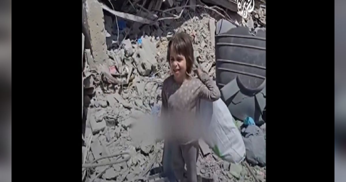 Momen Haru Anak Perempuan Palestina Mencari Kayu di Reruntuhan Bangunan Usai Dibom Israel, Makin Miris Digunakan buat Apa