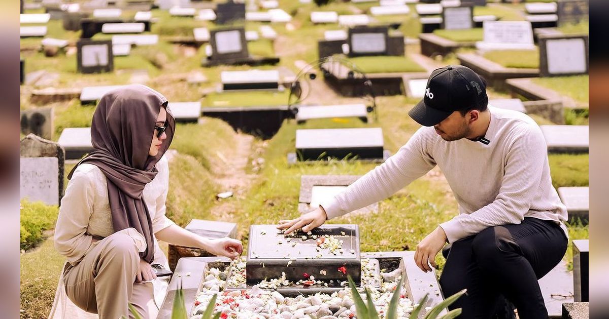 Thariq Datangi Makam Adjie Massaid Minta Izin Nikahi Aaliyah, Reza Artamevia Kasih Pesan Menyentuh: Putri Kita Insyallah Akan Menikah