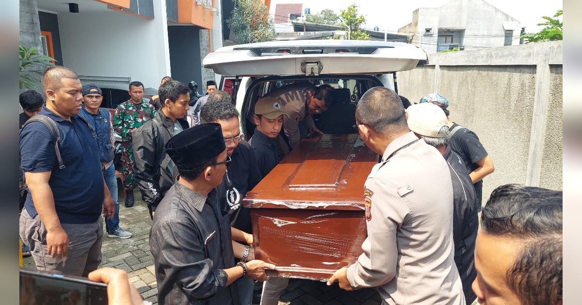 Isak Tangis Keluarga dan Kerabat Iringi Pemakaman Farid Ahmad, Mekanik Pesawat Latih Jatuh di BSD Tangsel