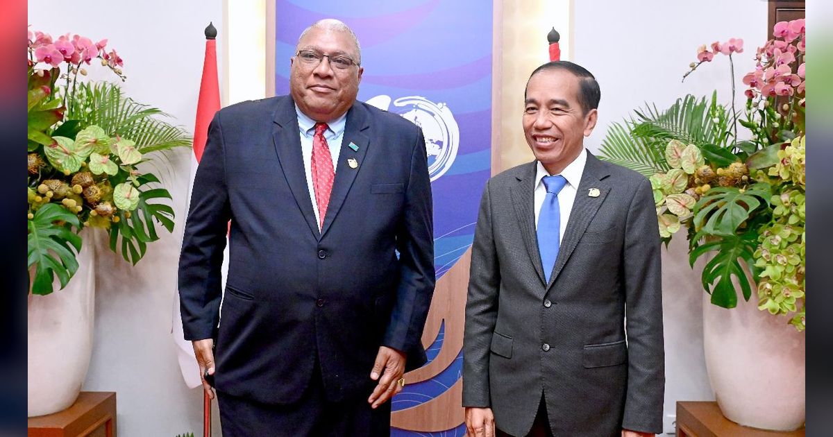 Nyentrik Penampilan Presiden Fiji Wiliame,  Curi Perhatian Pakai Rok saat Temui Jokowi di Bali