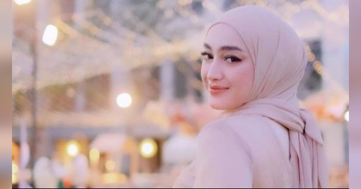 10 Potret Santyka Fauziah Pacar Sule di Resepsi Pernikahan Mahalini dan Rizky Febian di Bali, Tetap Tegar Meski Dikritik