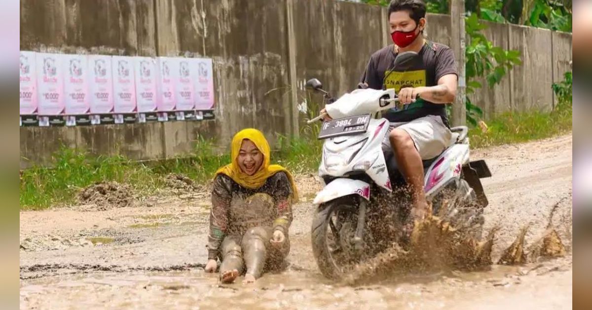 9 Potret Pose Cantik Selebgram Ummu Hani Mandi Lumpur dan Nongkrong di Lubang Jalan Rusak Lampung, Malah Disindir Balik Bupati