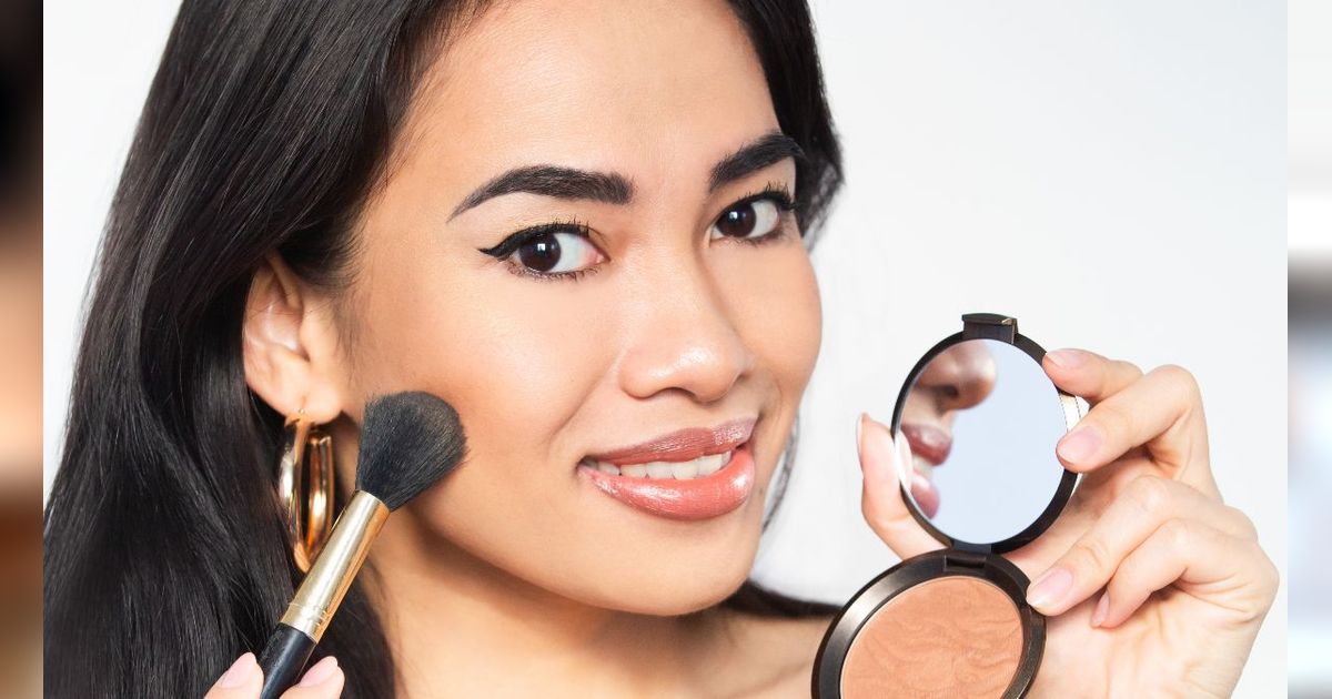 Bukan di Bawah Tulang Pipi, Begini Cara Pakai Kontur untuk Wajah Bulat