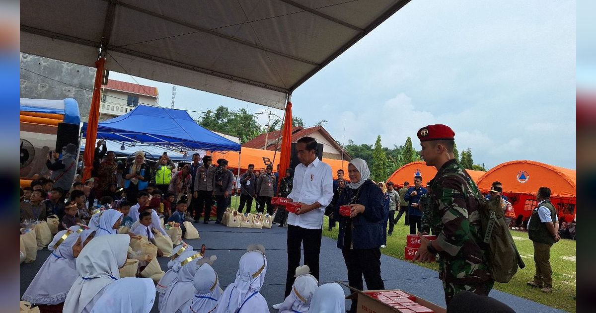 Tinjau Posko Pengungsi Banjir di Sumbar, Jokowi Bagikan Makan Siang hingga Bantuan