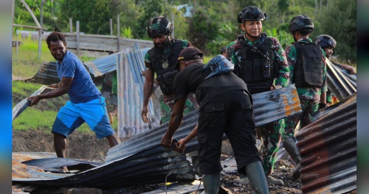 Aksi TNI Bantu Warga Bangun Sekolah Lapangan, Setelah Dibakar OPM